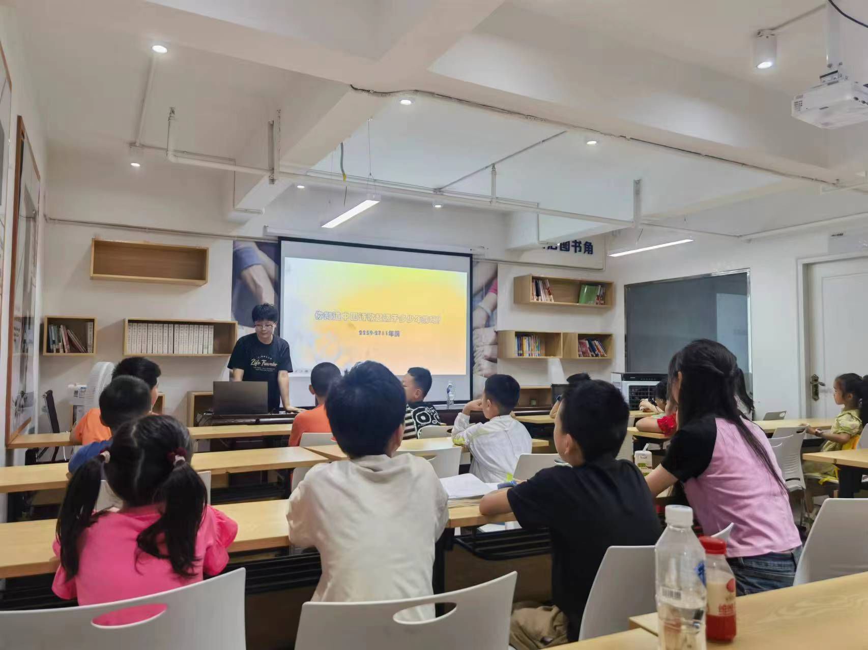 志愿者对小朋友们进行基础文学的教学.jpg