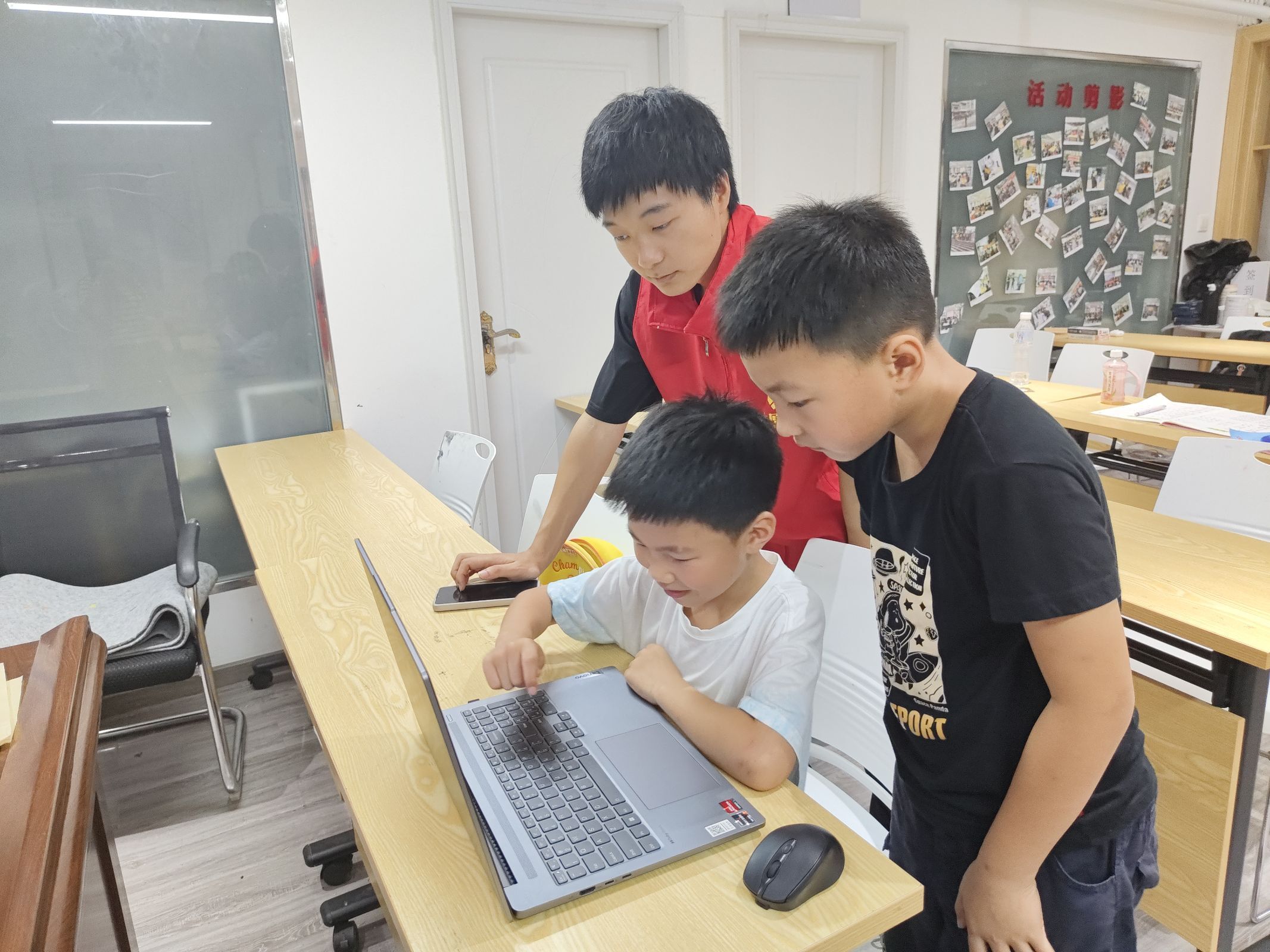 志愿者教小朋友编程.jpg