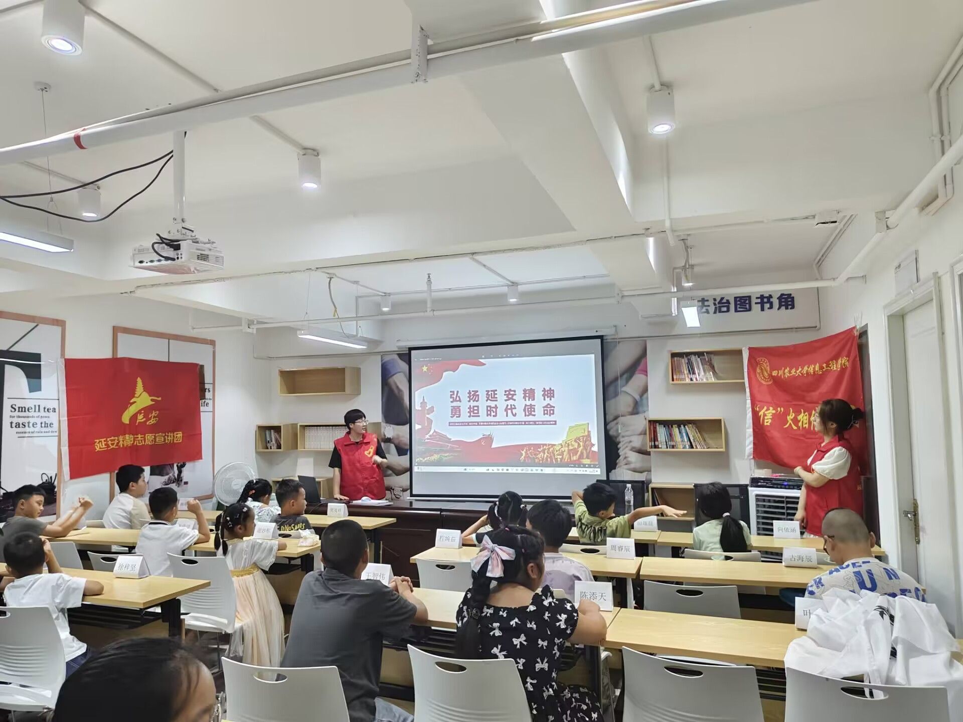 志愿者开展延安精神宣讲.jpg
